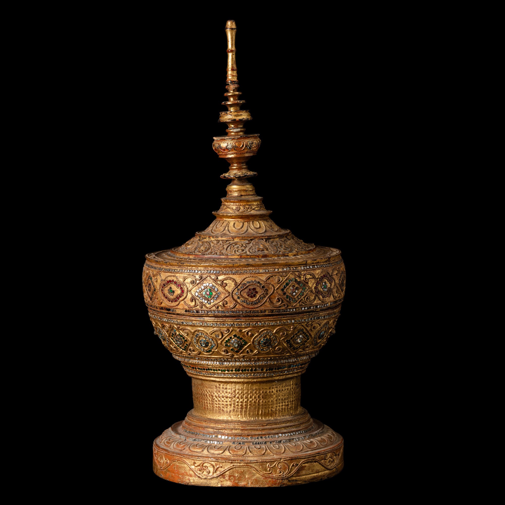 Vaso per offerte con coperchio in legno laccato dorato e pasta vitrea, Birmania, XIX secolo