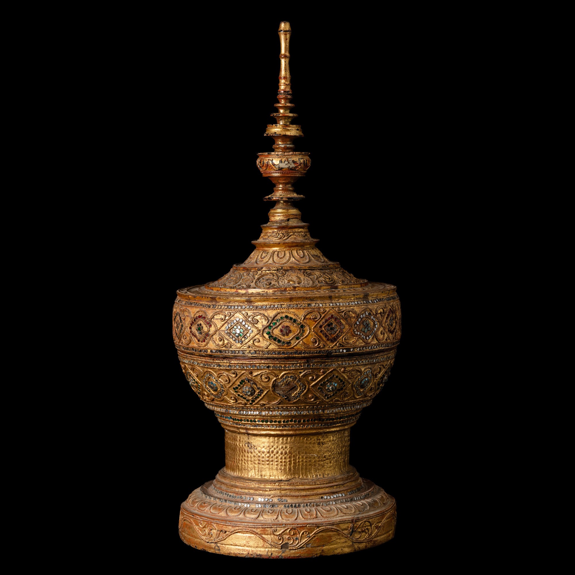 Vaso per offerte con coperchio in legno laccato dorato e pasta vitrea, Birmania, XIX secolo