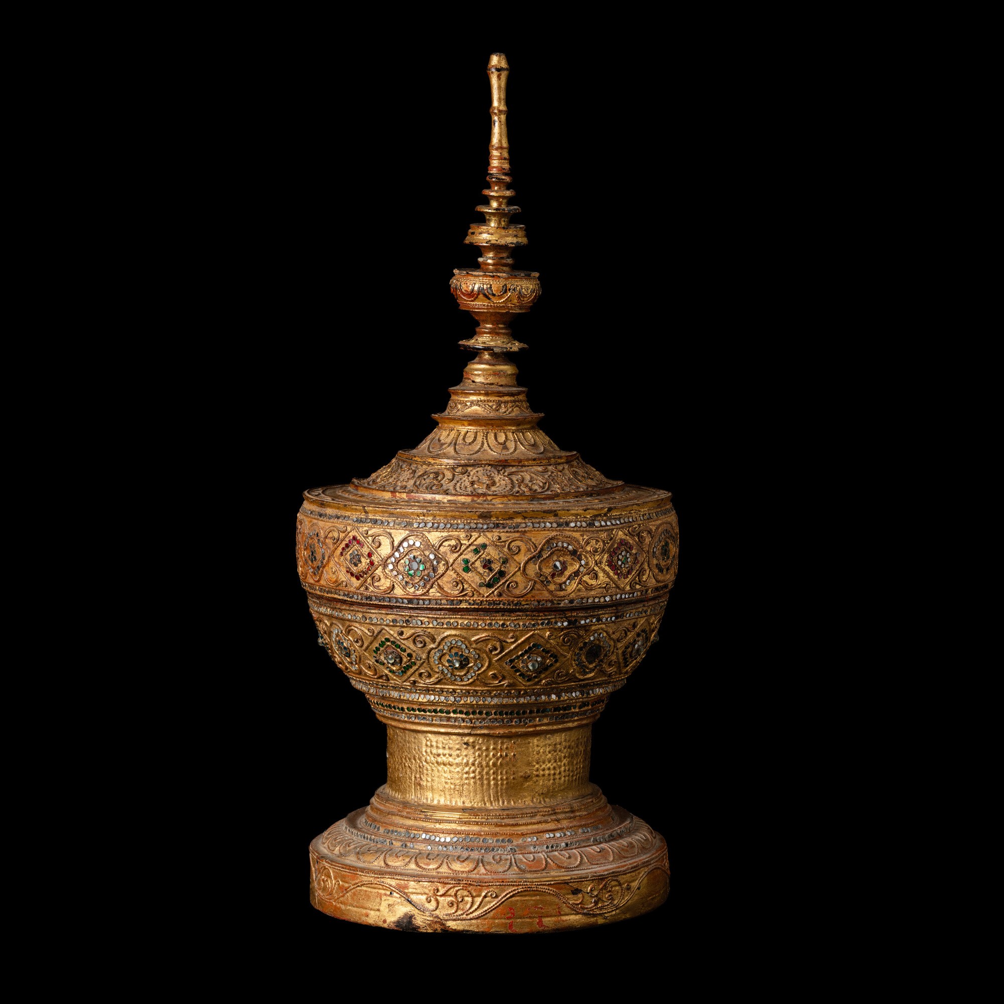 Vaso per offerte con coperchio in legno laccato dorato e pasta vitrea, Birmania, XIX secolo