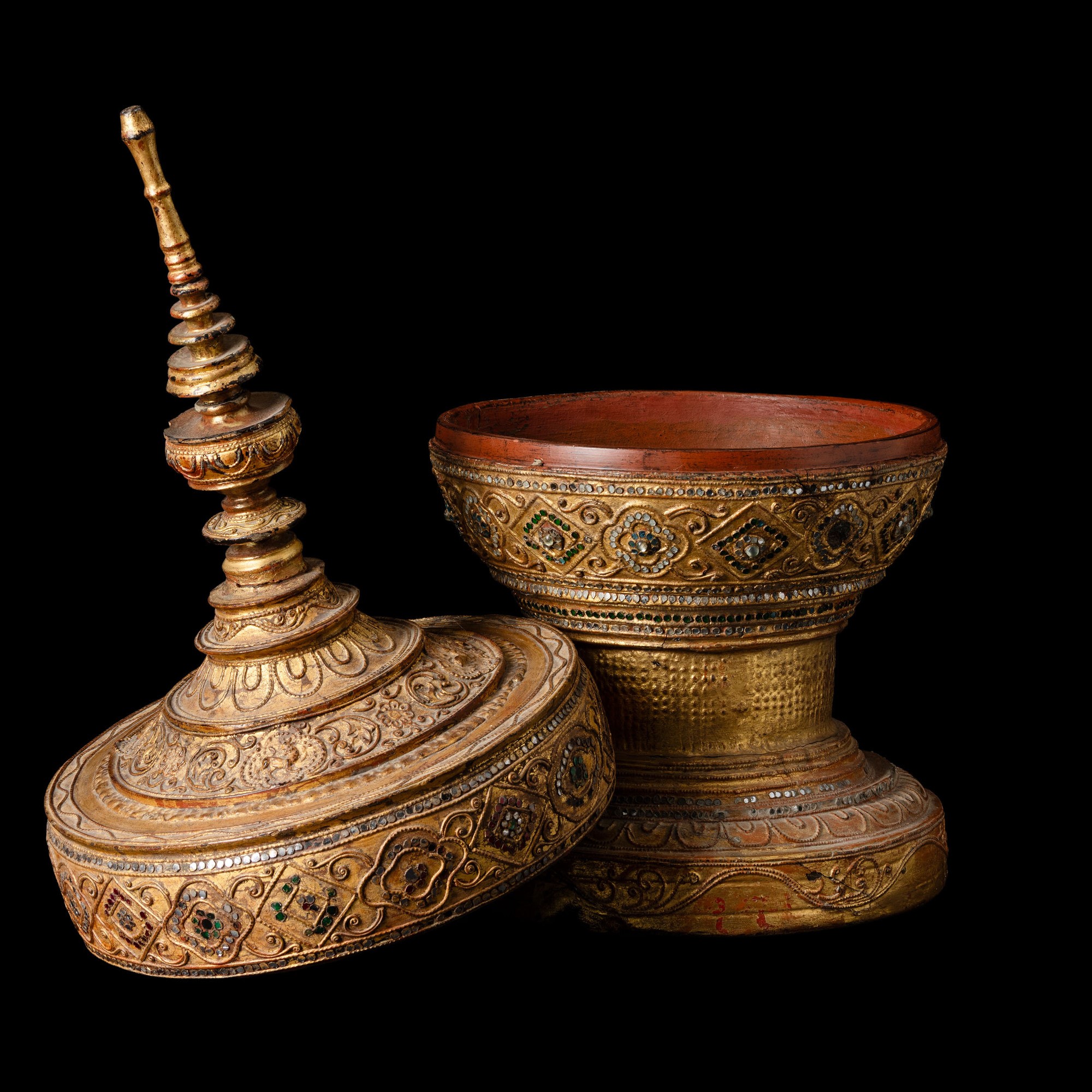 Vaso per offerte con coperchio in legno laccato dorato e pasta vitrea, Birmania, XIX secolo