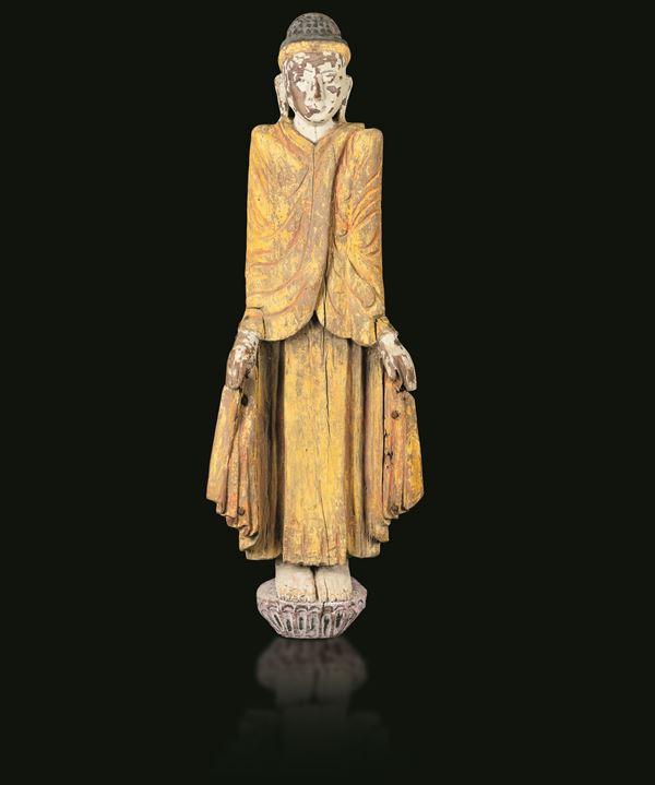 Grande figura di Buddha stante in legno con tracce di policromia, Birmania, XIX secolo