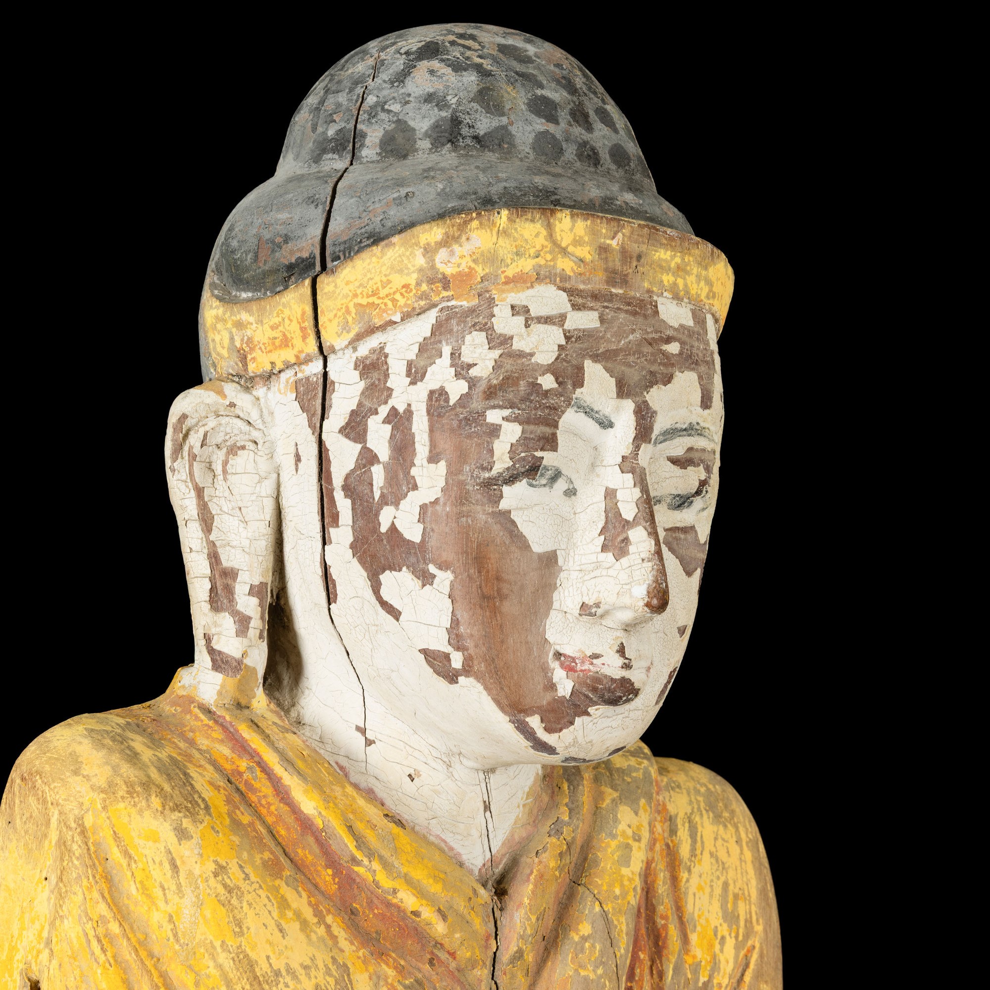 Figura di Buddha stante in legno con tracce di policromia, Birmania, XIX secolo