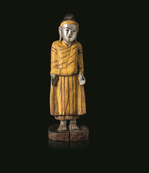 Figura di Buddha stante in legno con veste a fondo giallo, Birmania, XIX secolo