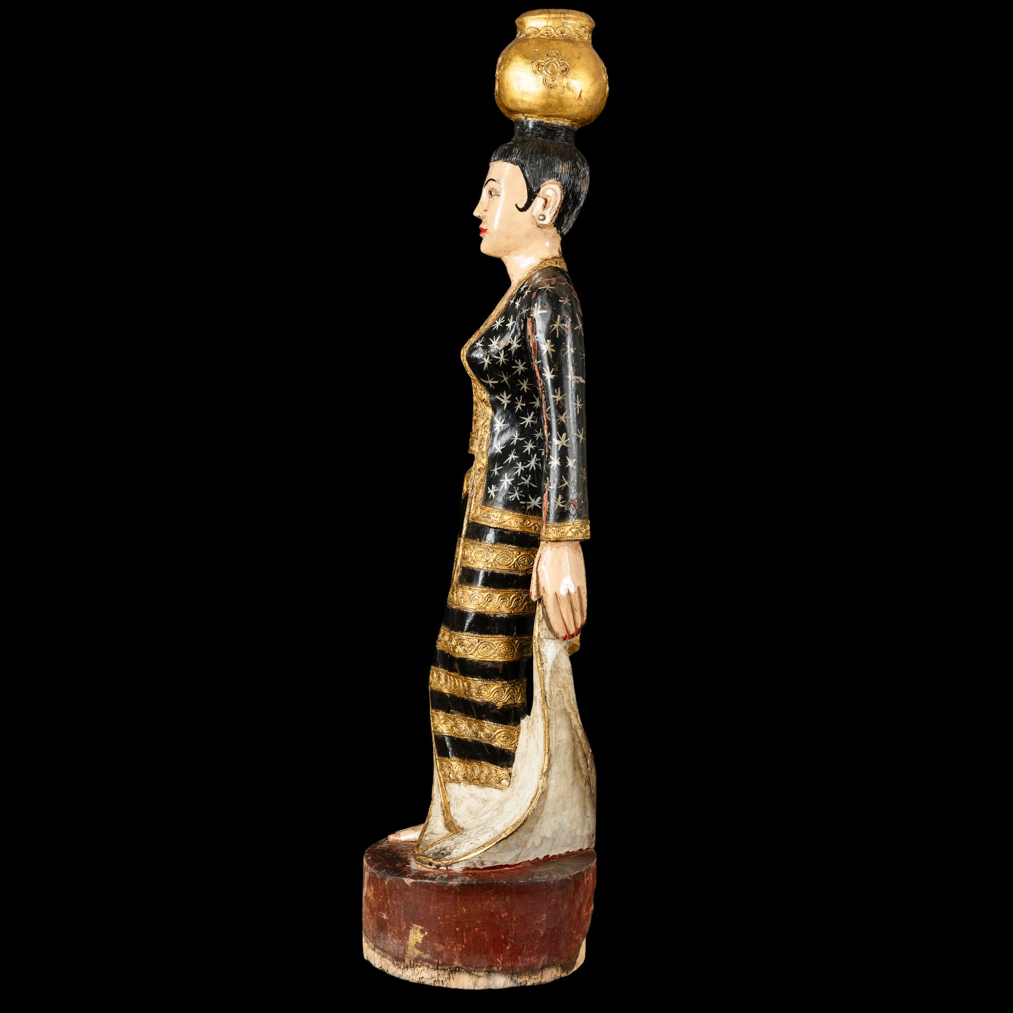 Figura di A Mae Gyan, figura devozionale in legno dipinto, laccato e dorato, Birmania, XIX secolo