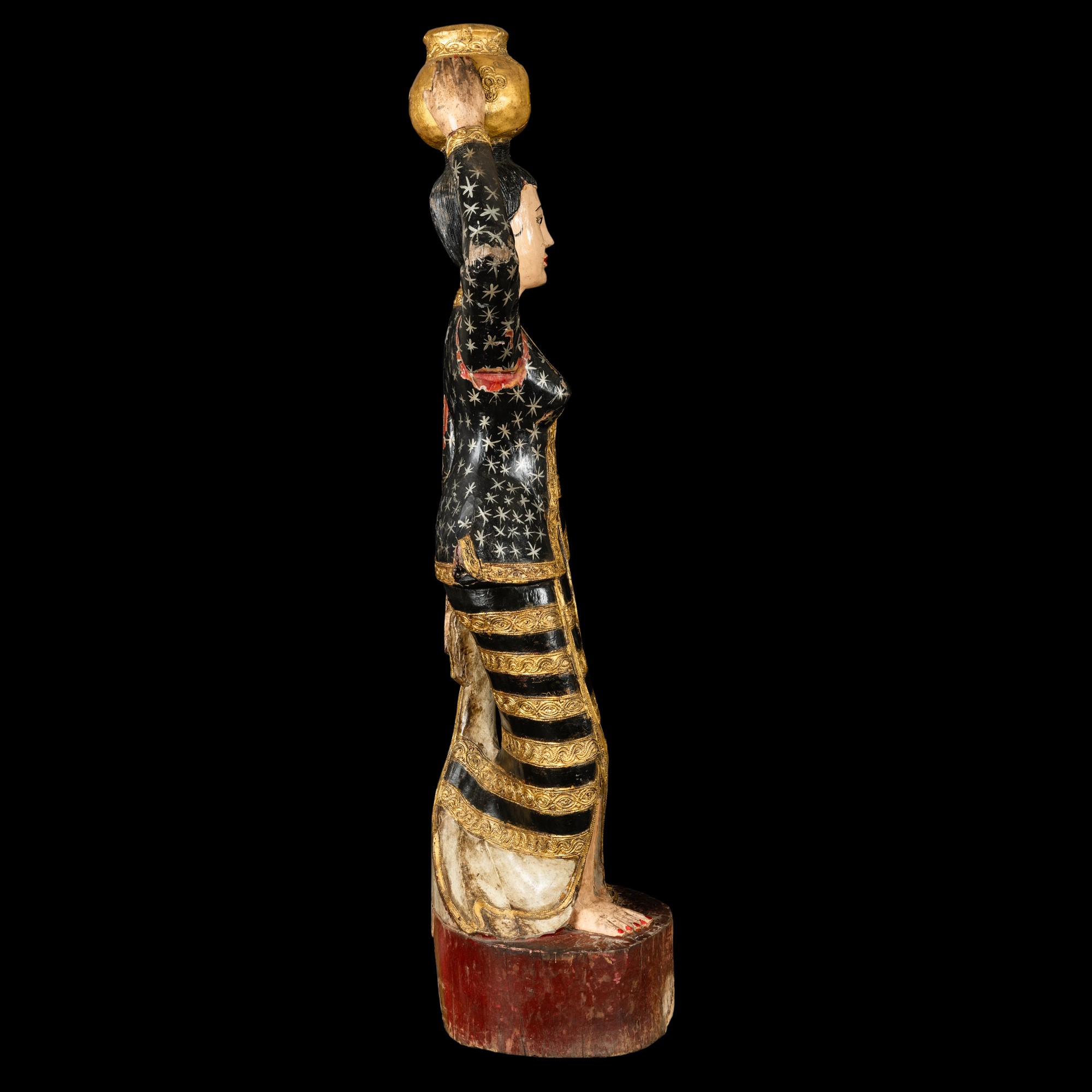 Figura di A Mae Gyan, figura devozionale in legno dipinto, laccato e dorato, Birmania, XIX secolo