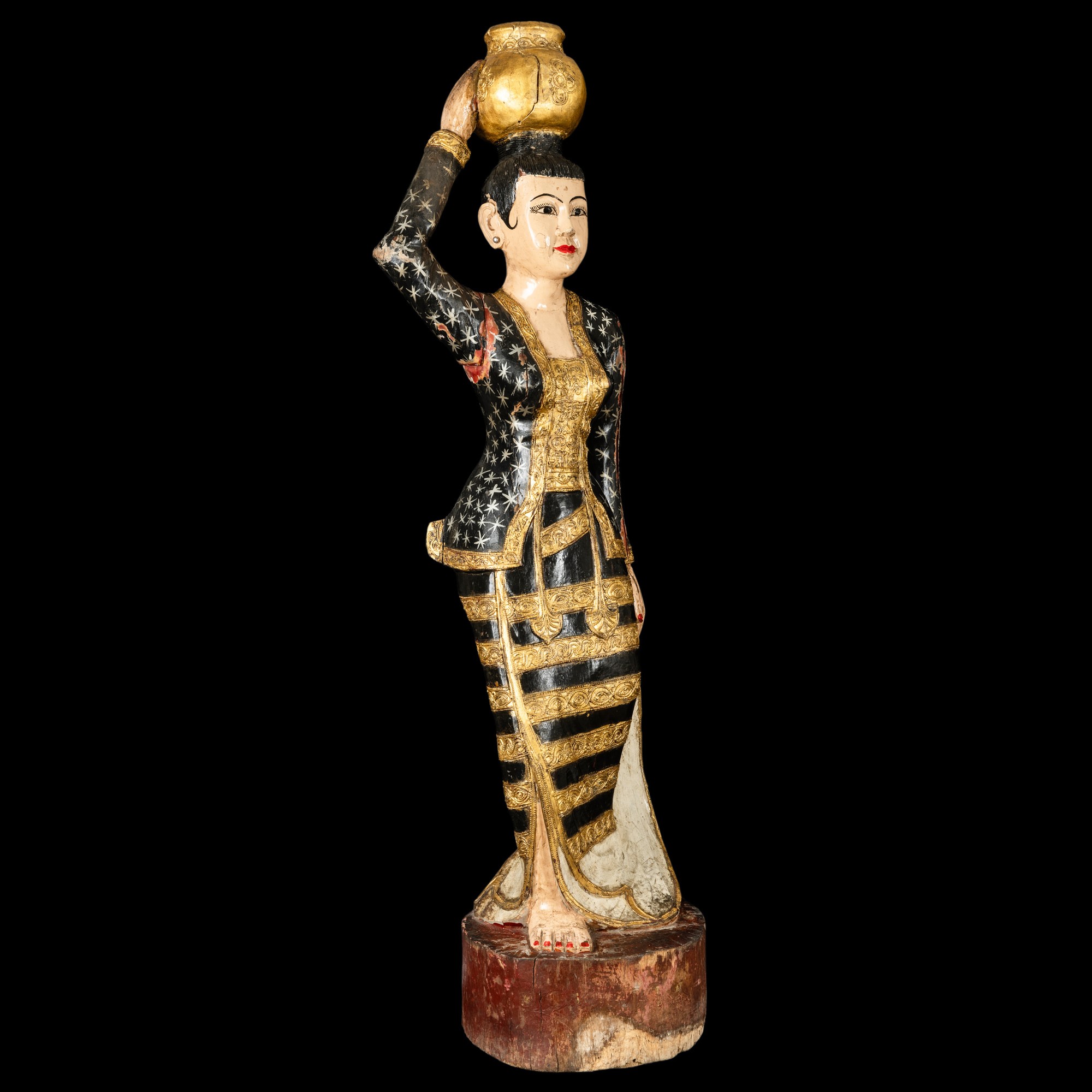 Figura di A Mae Gyan, figura devozionale in legno dipinto, laccato e dorato, Birmania, XIX secolo