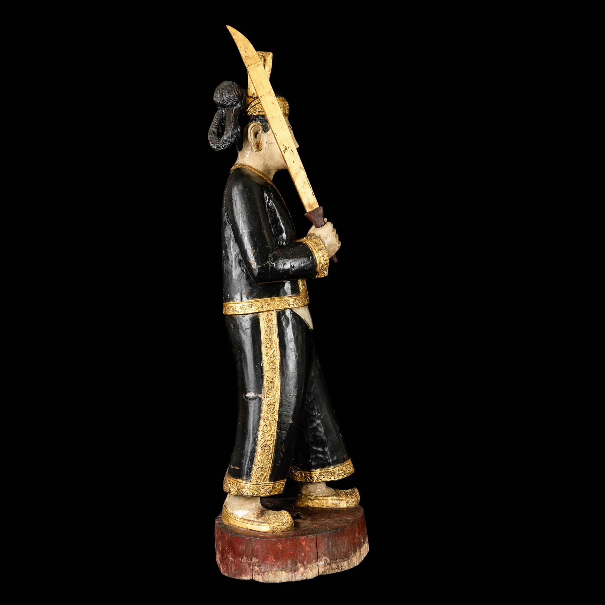 Figura di Ko Myo Shin, scultura in legno dipinto, laccato e dorato, Birmania, XIX secolo