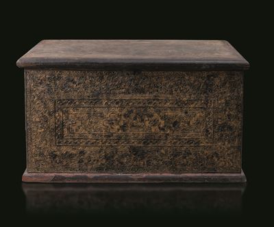 Baule in legno laccato e dorato con decori vegetali e floreali, Birmania, XIX secolo