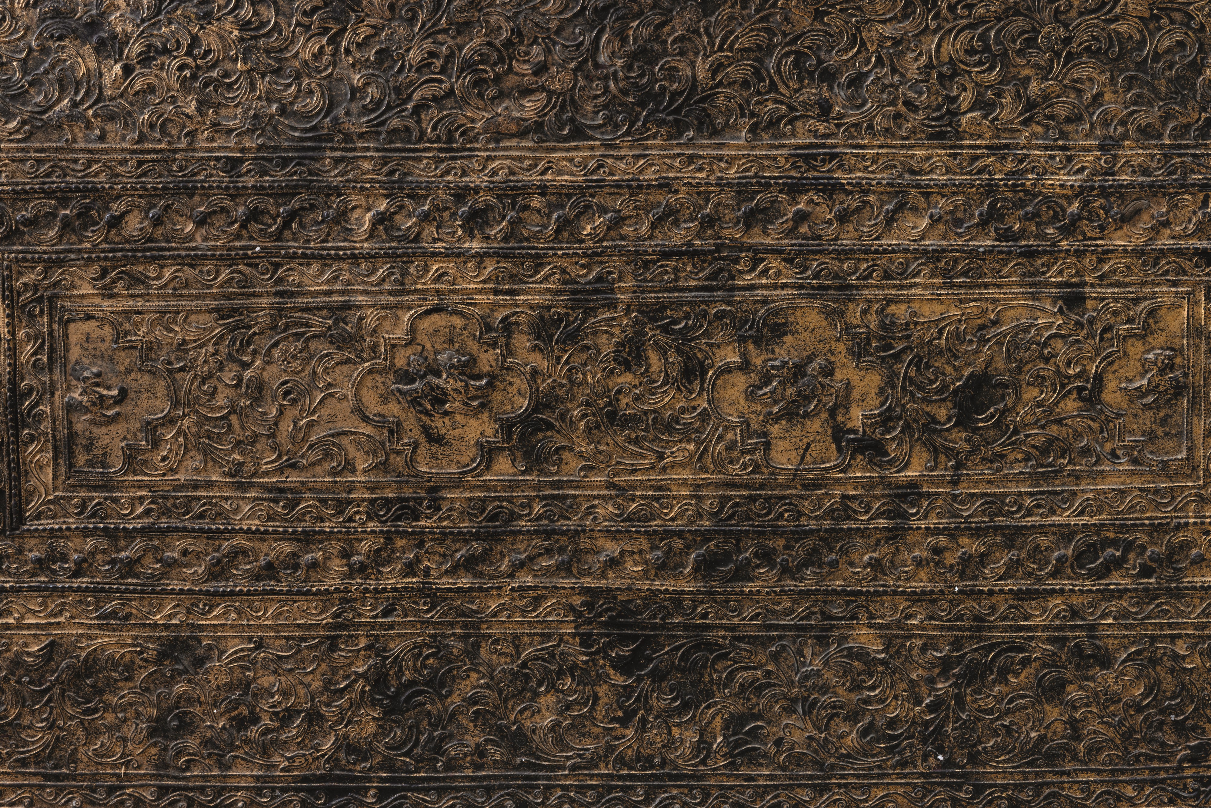 Baule in legno laccato e dorato con decori vegetali e floreali, Birmania, XIX secolo