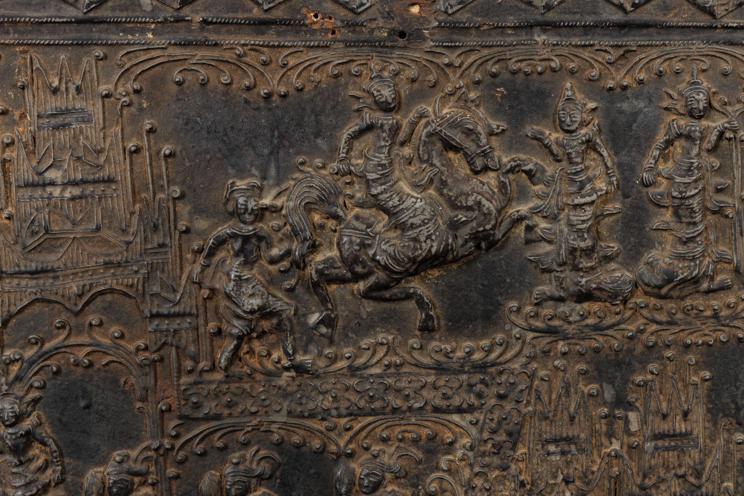 Birmania, Baule in legno laccato con scena di Buddha e decori geometrici, XIX secolo