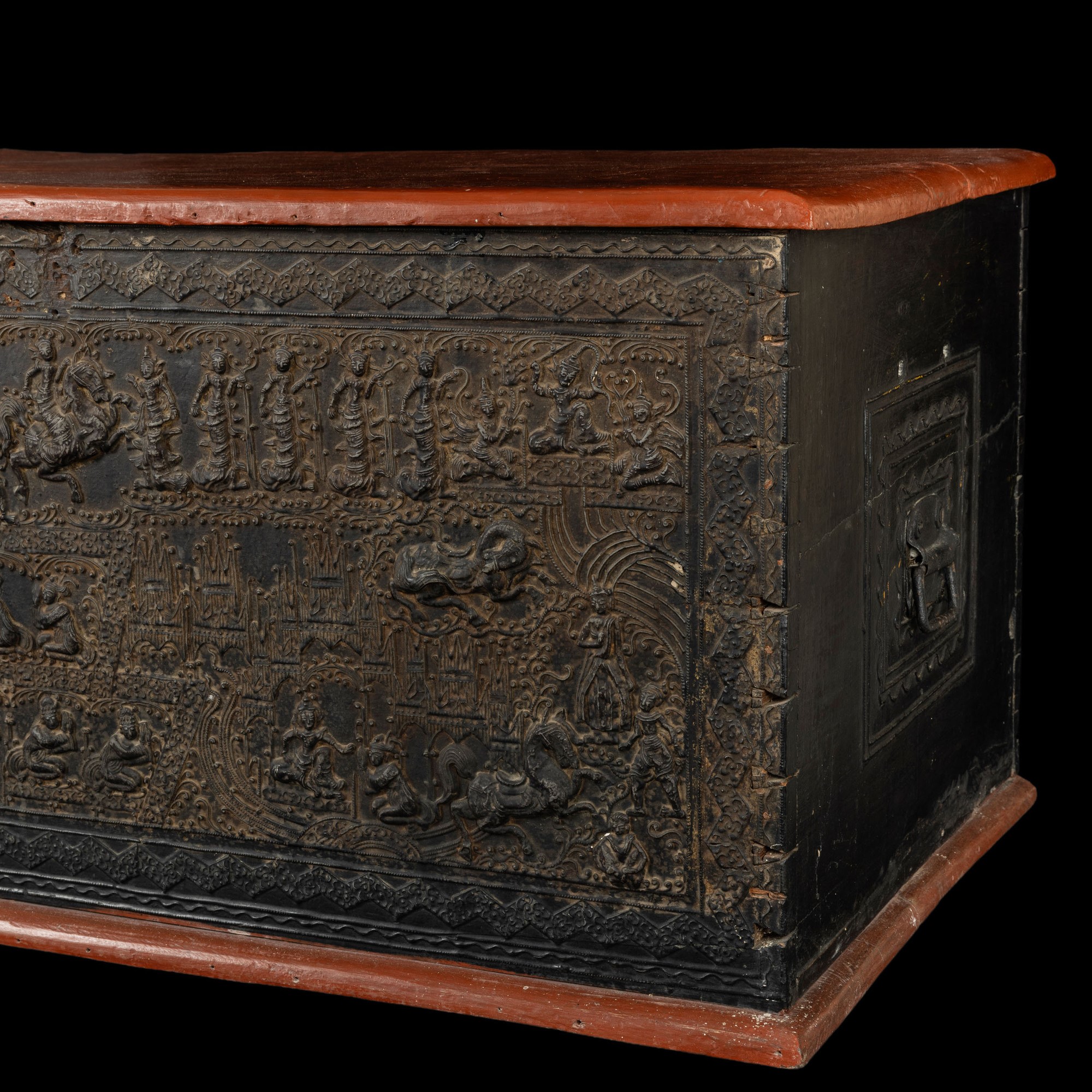 Birmania, Baule in legno laccato con scena di Buddha e decori geometrici, XIX secolo