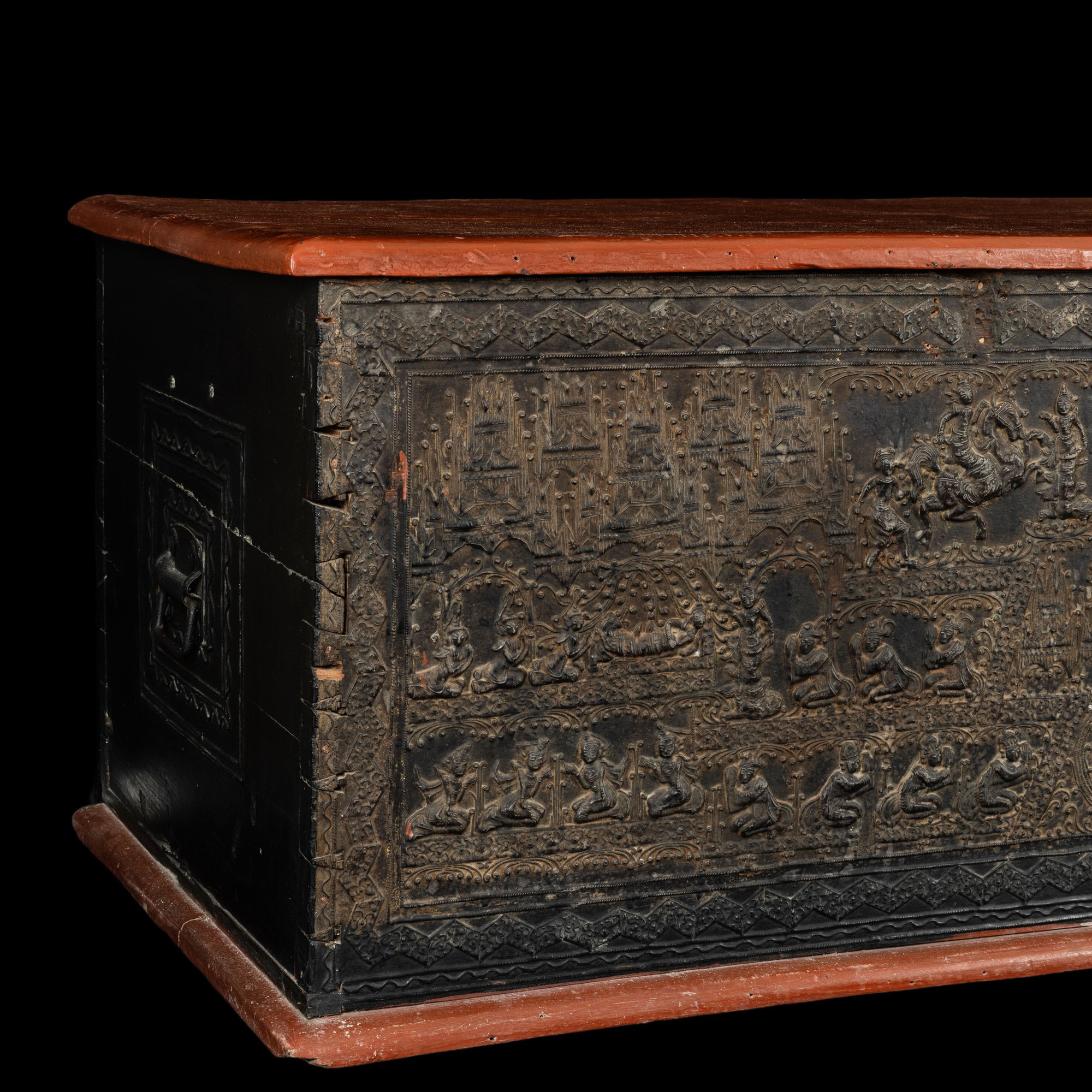 Birmania, Baule in legno laccato con scena di Buddha e decori geometrici, XIX secolo