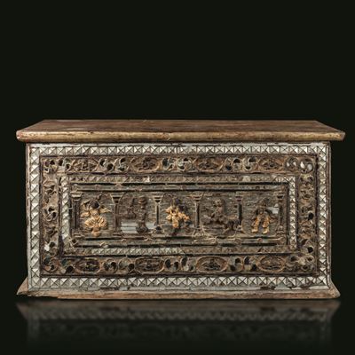 Baule in legno con decori a rilievo raffiguranti guerrieri e cavalli, Birmania, XIX secolo