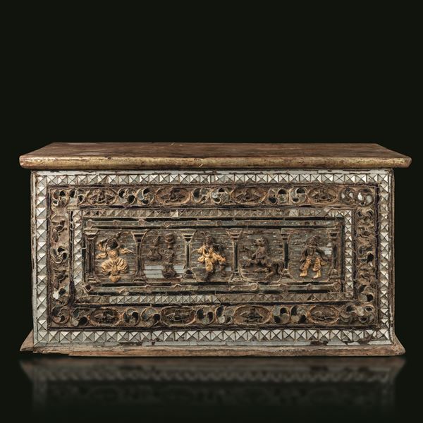 Baule in legno con decori a rilievo raffigurante guerrieri e cavalli, Birmania, XIX secolo