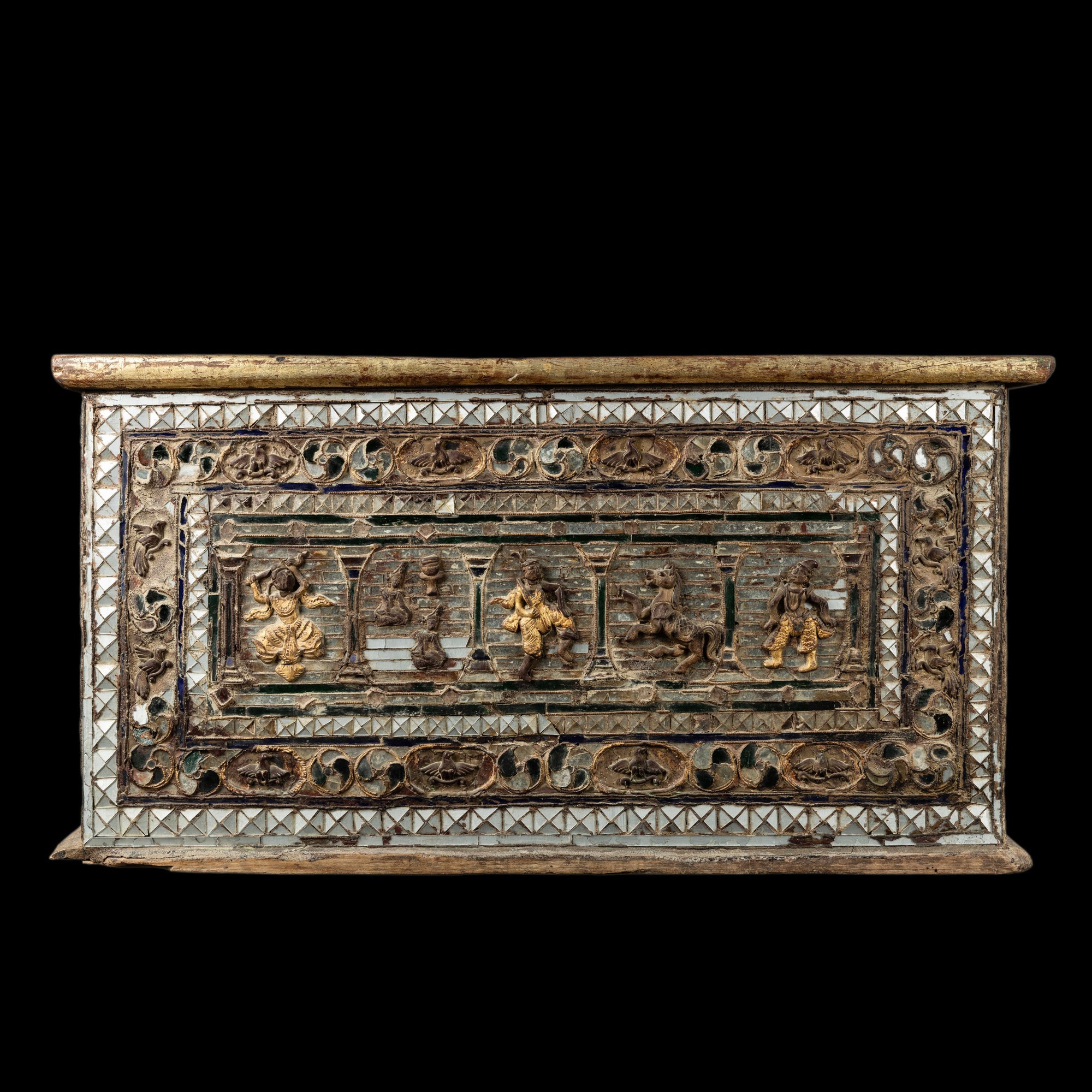 Baule in legno con decori a rilievo raffiguranti guerrieri e cavalli, Birmania, XIX secolo