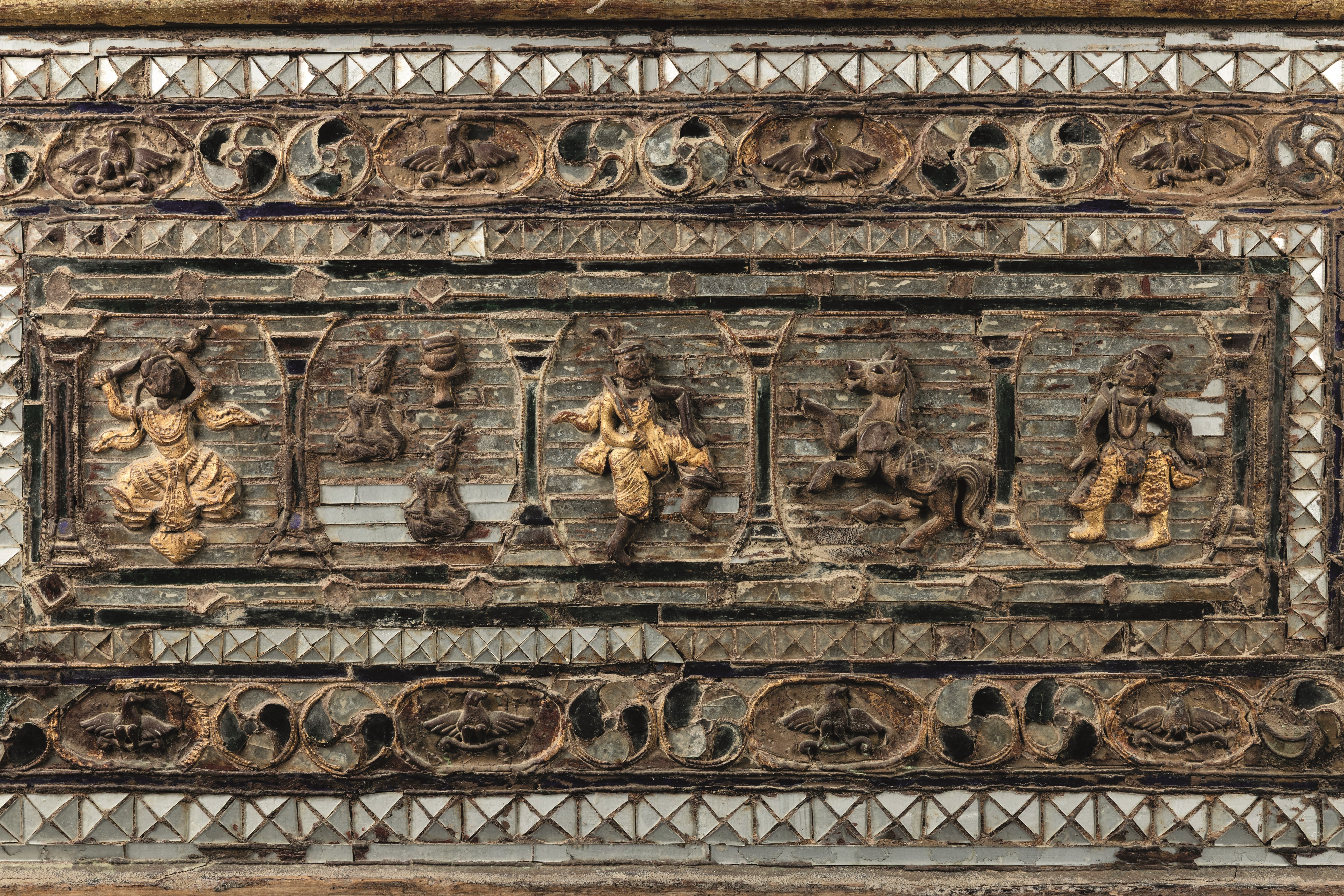 Baule in legno con decori a rilievo raffiguranti guerrieri e cavalli, Birmania, XIX secolo