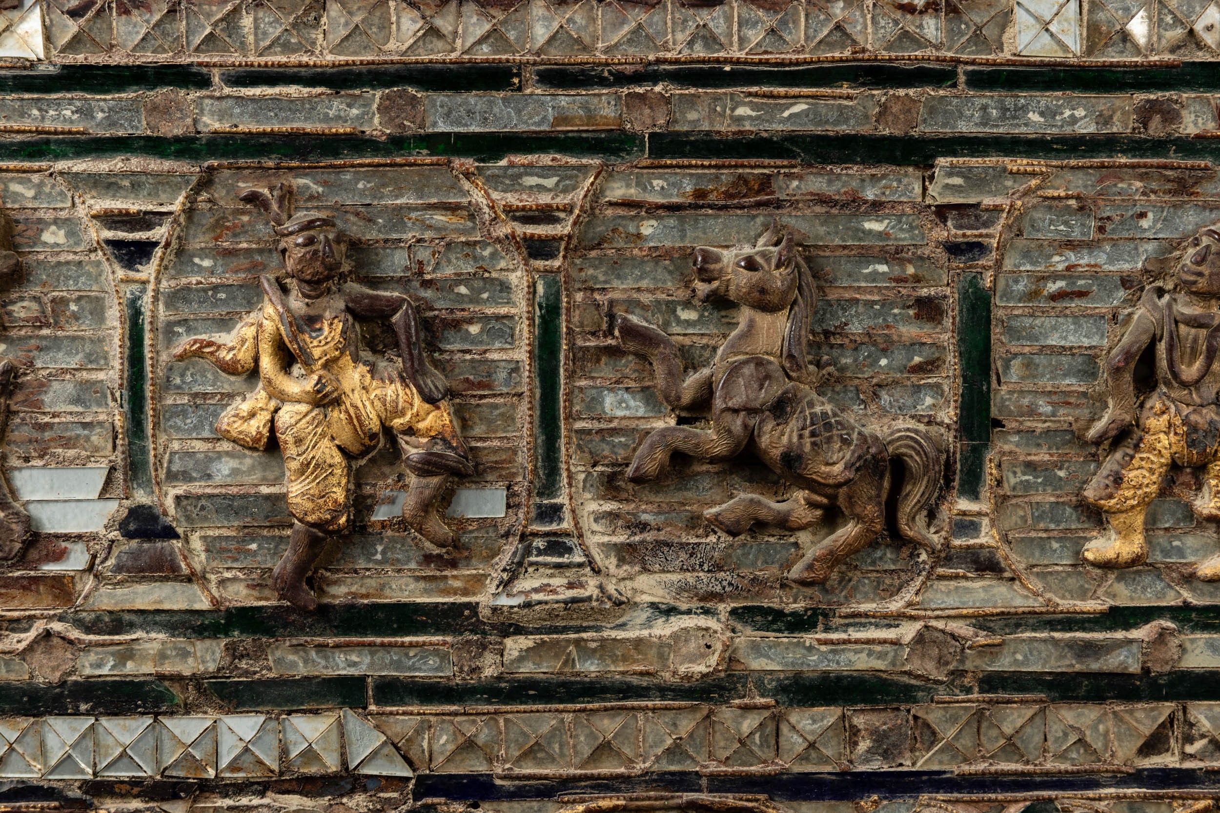Baule in legno con decori a rilievo raffiguranti guerrieri e cavalli, Birmania, XIX secolo