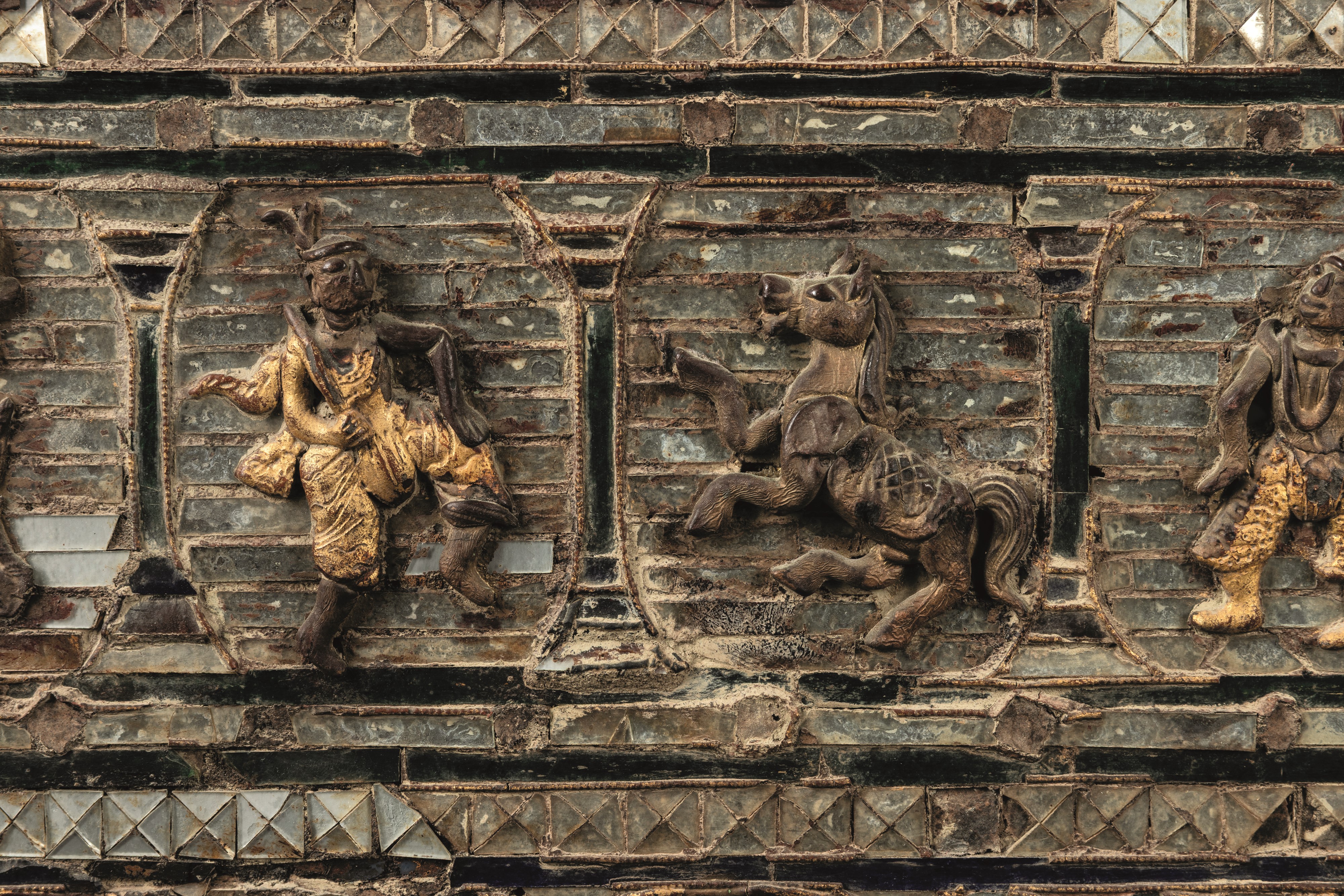 Baule in legno con decori a rilievo raffiguranti guerrieri e cavalli, Birmania, XIX secolo