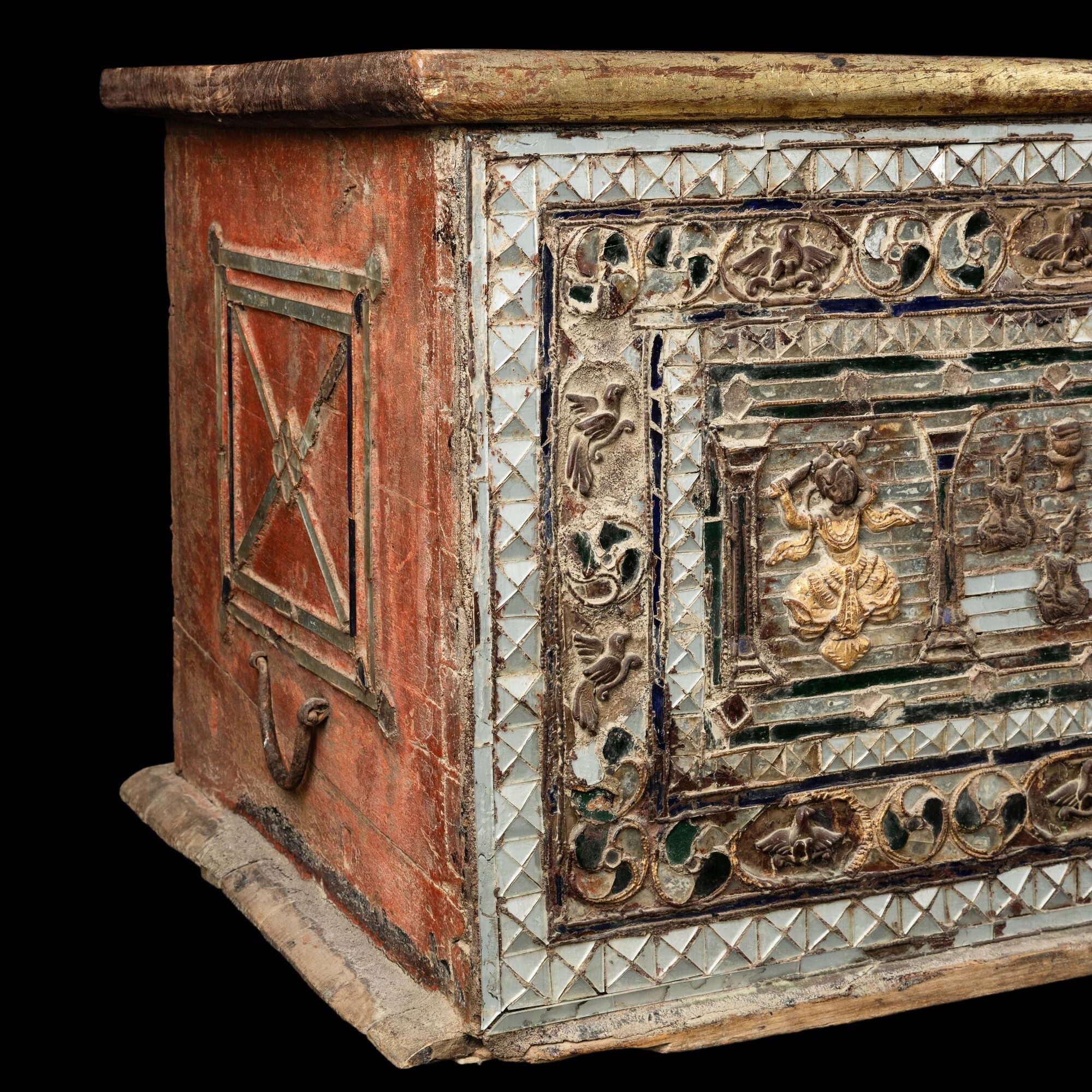 Baule in legno con decori a rilievo raffiguranti guerrieri e cavalli, Birmania, XIX secolo