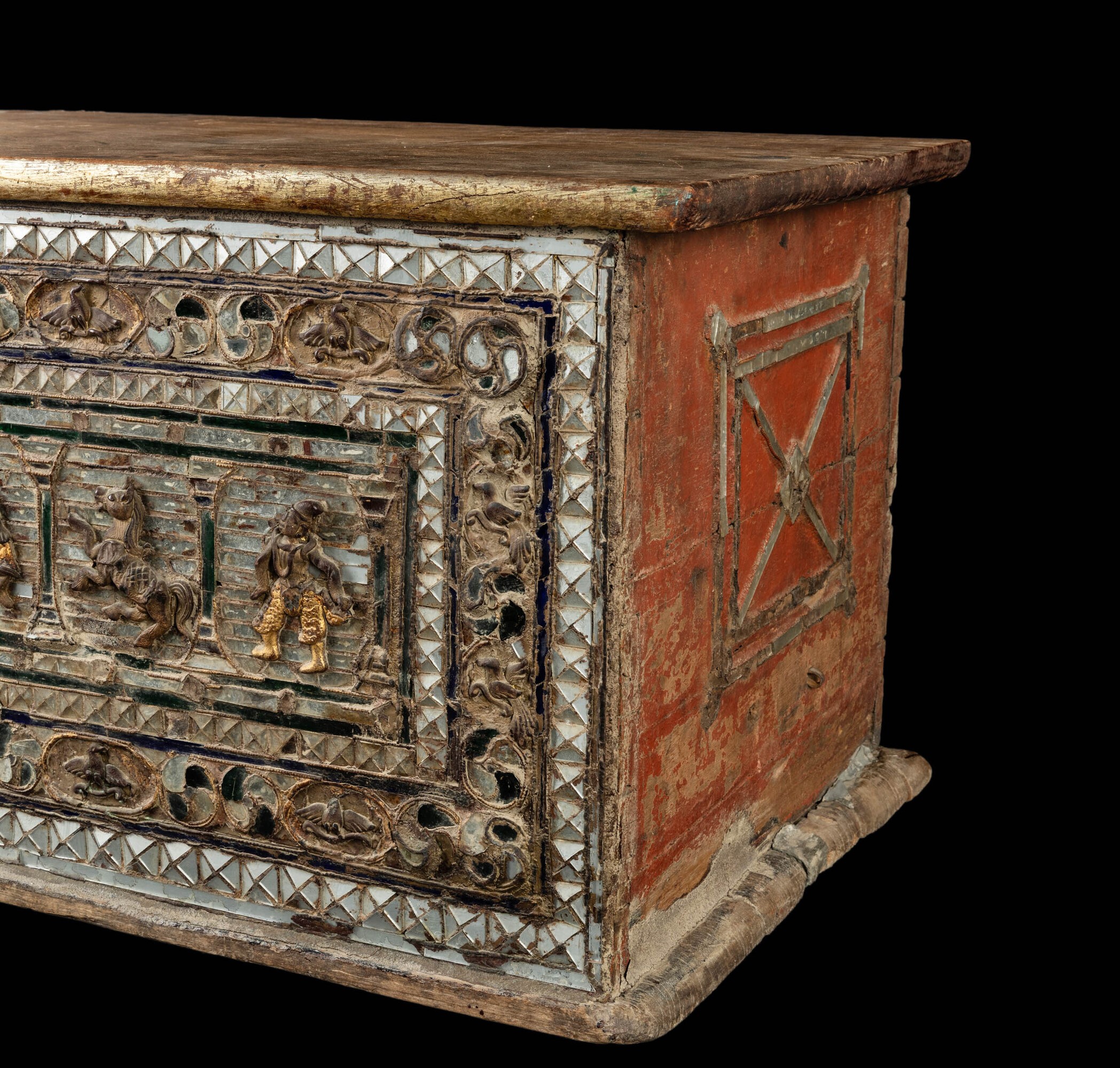 Baule in legno con decori a rilievo raffiguranti guerrieri e cavalli, Birmania, XIX secolo