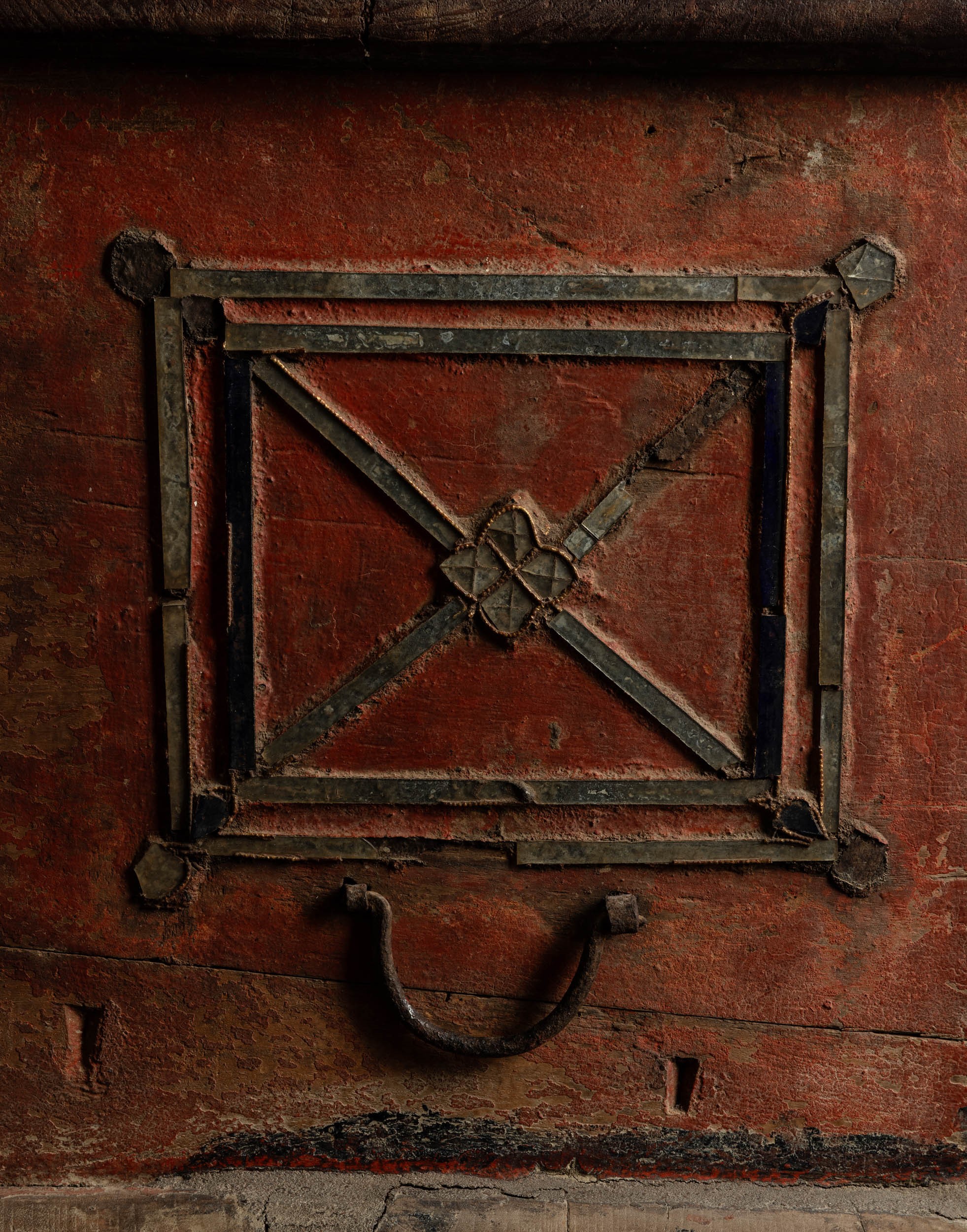 Baule in legno con decori a rilievo raffiguranti guerrieri e cavalli, Birmania, XIX secolo