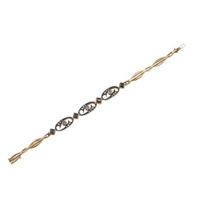 Bracciale con zaffiri e rosette di diamanti, oro giallo e argento