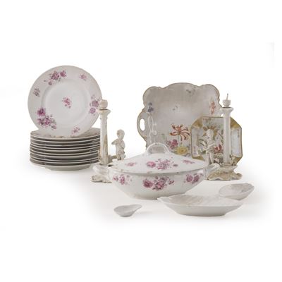 Lotto misto di ceramiche e porcellane, zuppiera, candelieri con putti musicanti e vassoi