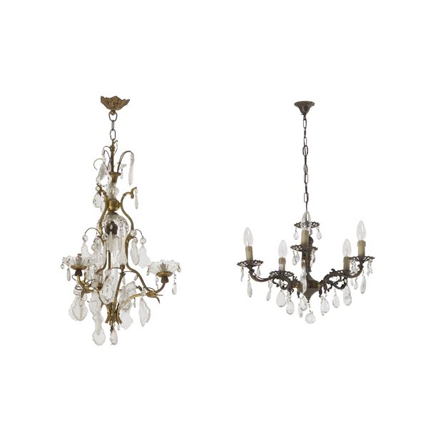 Due lampadari in metallo dorato e gocce in vetro