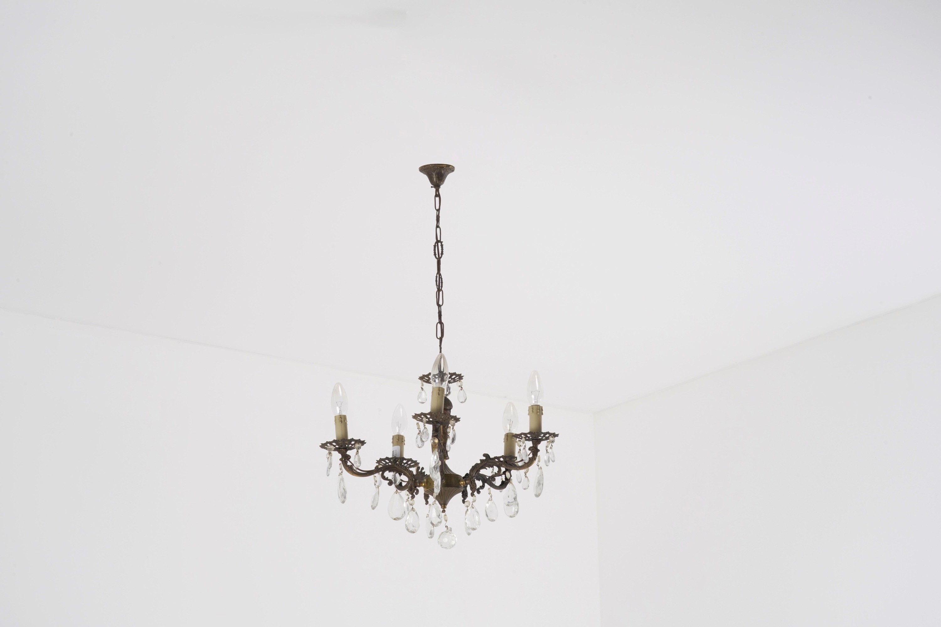 Lampadari in metallo dorato con gocce in vetro, coppia