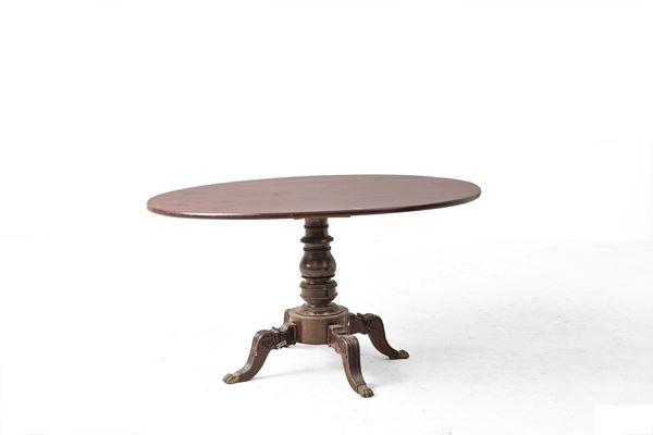 Tavolo in legno in stile Vittoriano. XIX-XX secolo