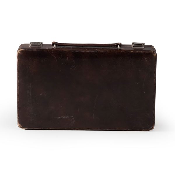 Piccola valigia in pelle con necessaire da viaggio