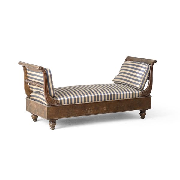 Dormeuse in legno intagliato e impiallcciato. XIX secolo