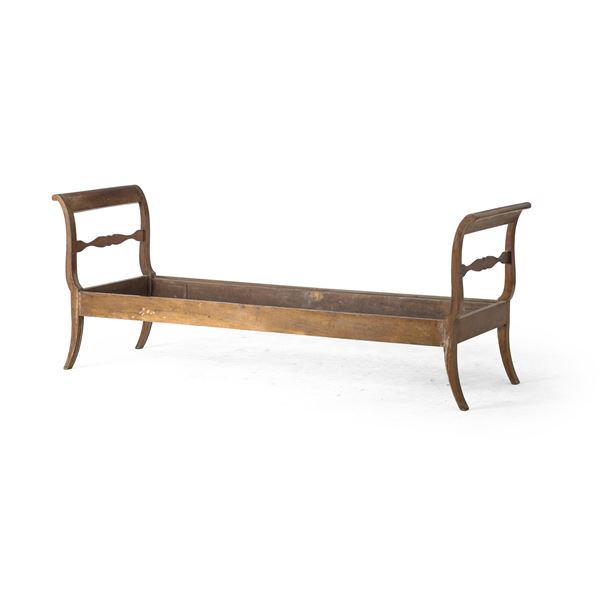 Dormeuse in legno intagliato. XIX secolo