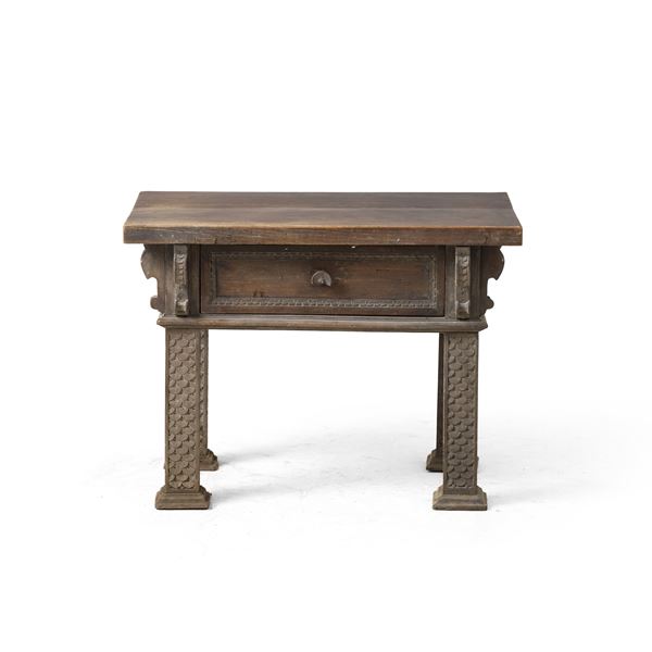 Tavolino in legno intagliato in stile rinascimentale