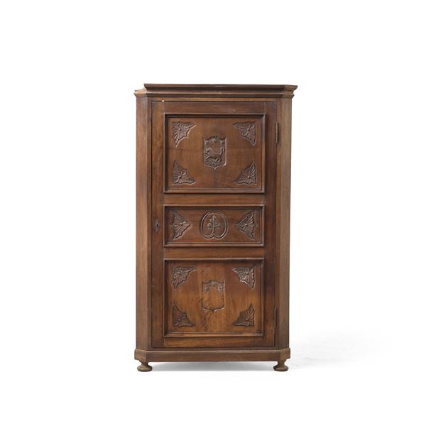 Grande angoliera ad un'anta in legno intagliato