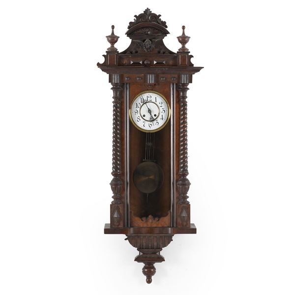 Pendola da muro con cassa in legno intagliato. XIX-XX secolo