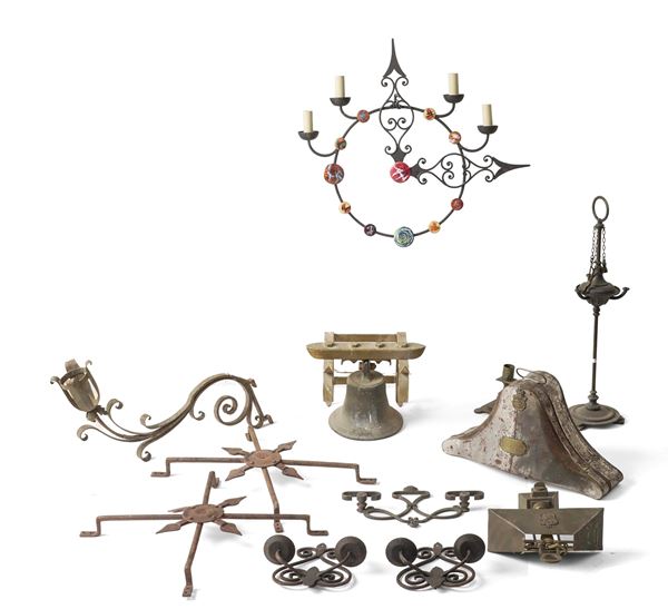 Lotto di oggetti in metallo tra cui lampade ed altro