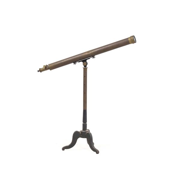 Cannocchiale con trepiede in cassetta in dotazione nelle batterie costiere negli anni ‘40