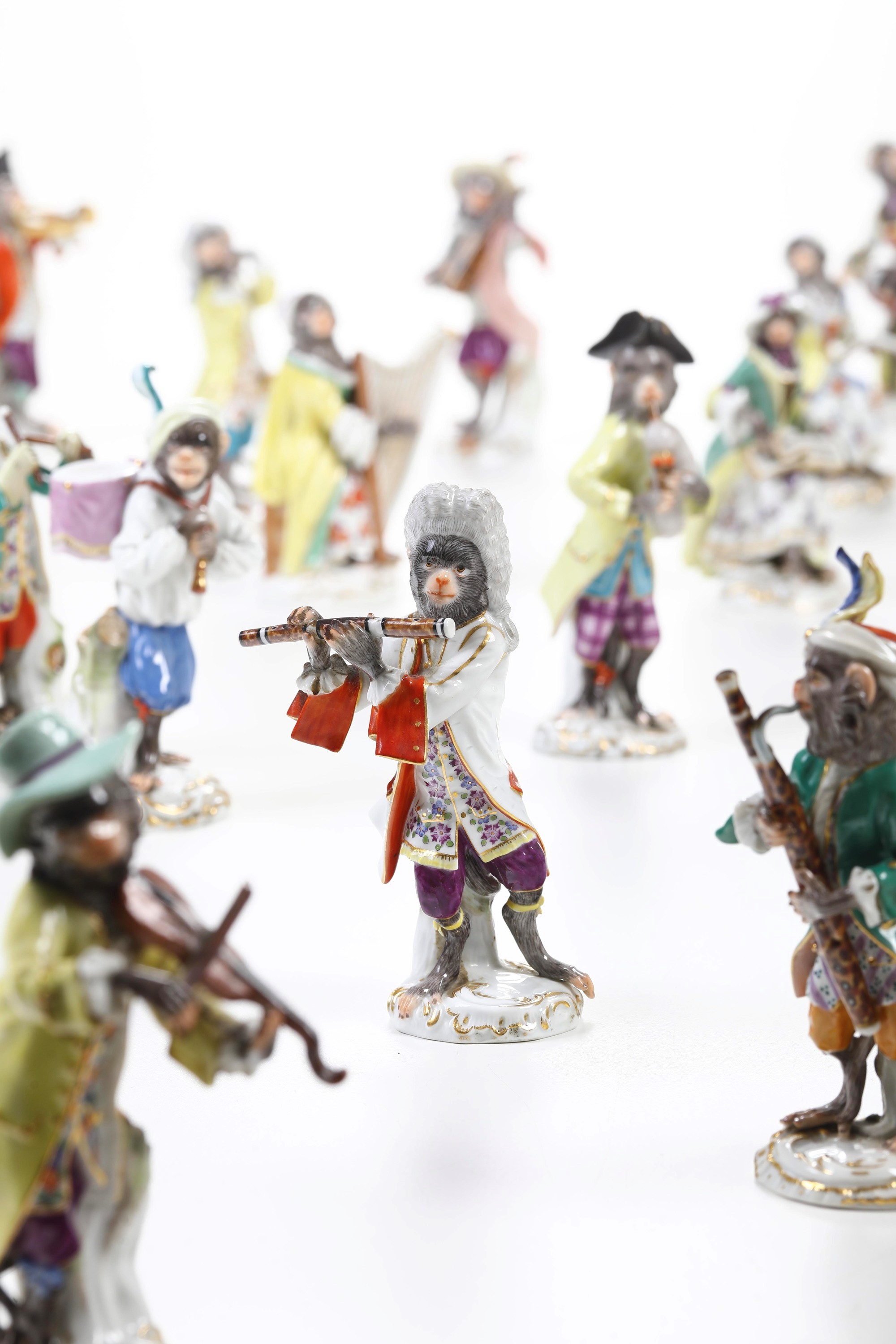 Meissen, Figurine di scimmiette musicanti, modelli di J.J. Kaendler, porcellana, XX secolo