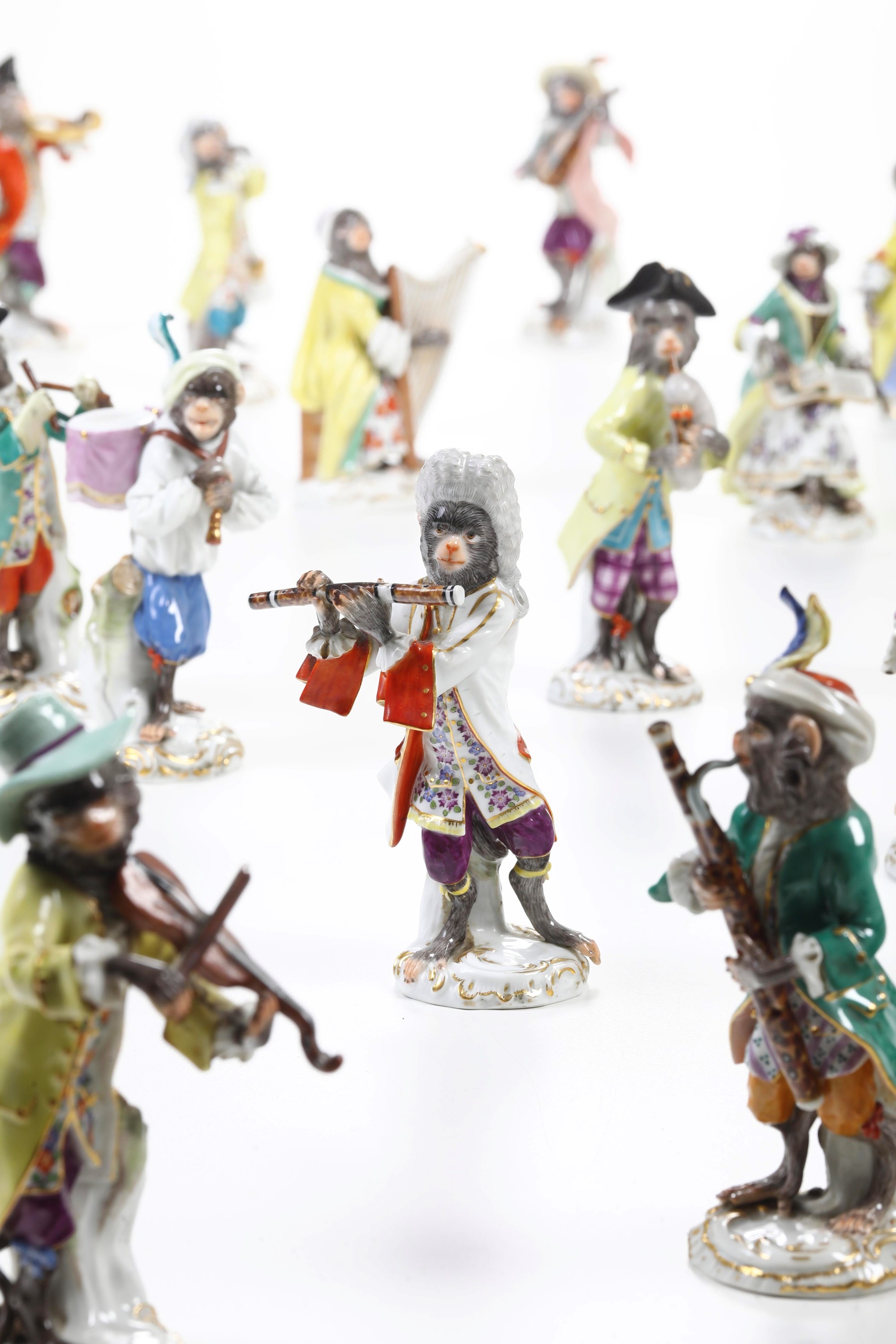 Meissen, Figurine di scimmiette musicanti, modelli di J.J. Kaendler, porcellana, XX secolo