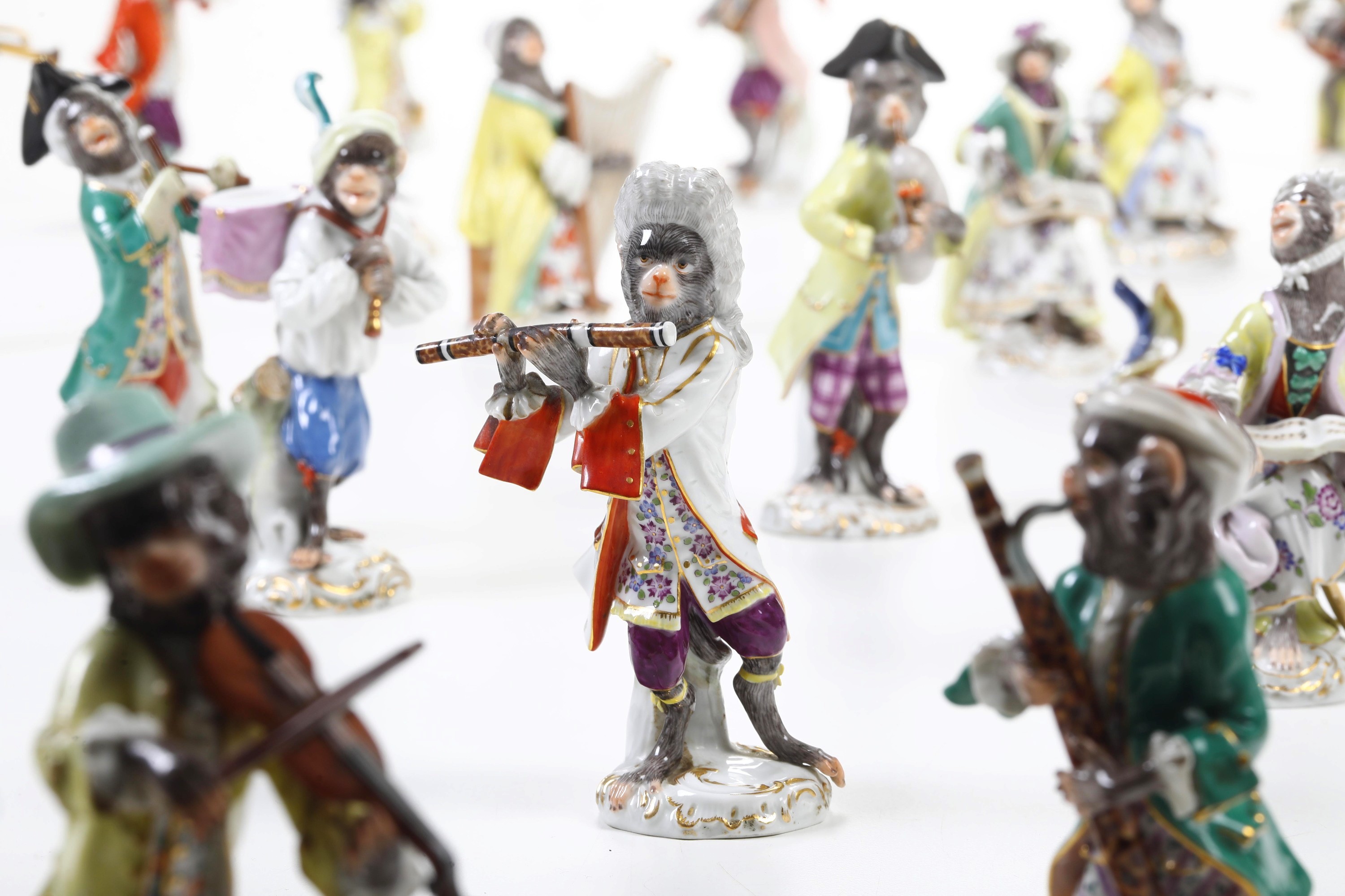 Meissen, Figurine di scimmiette musicanti, modelli di J.J. Kaendler, porcellana, XX secolo