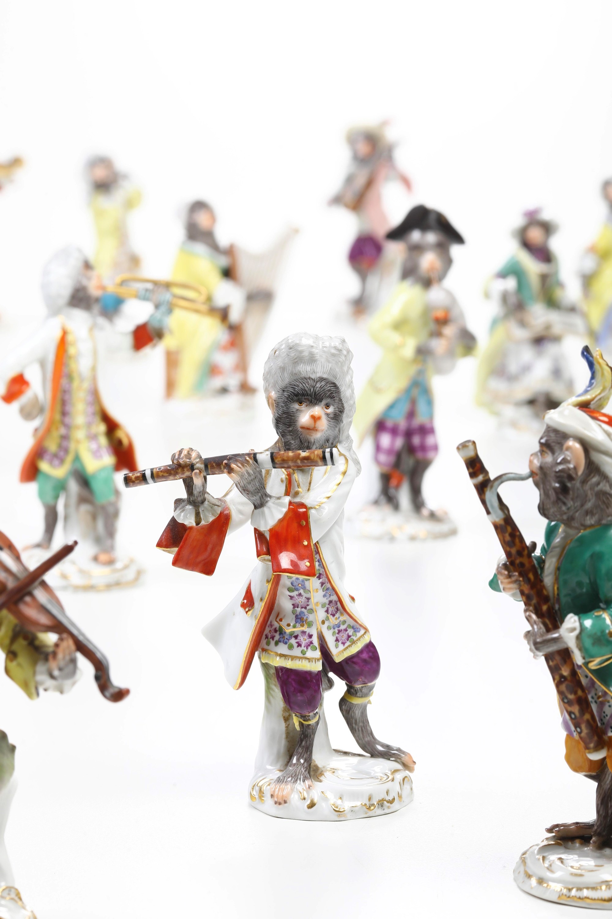 Meissen, Figurine di scimmiette musicanti, modelli di J.J. Kaendler, porcellana, XX secolo