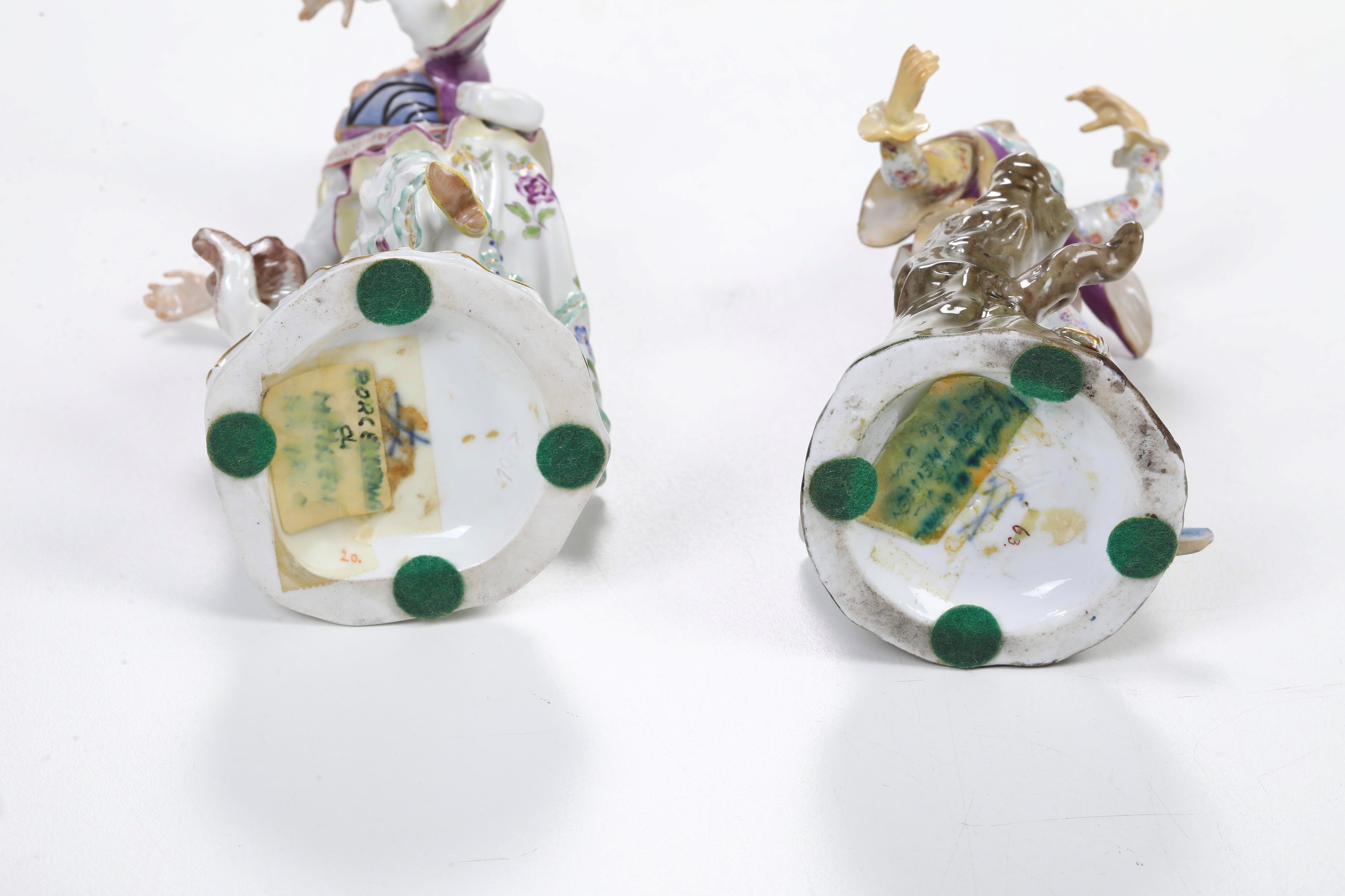 Due figurine di giovani danzanti. Meissen, 1900 circa e XX secolo.