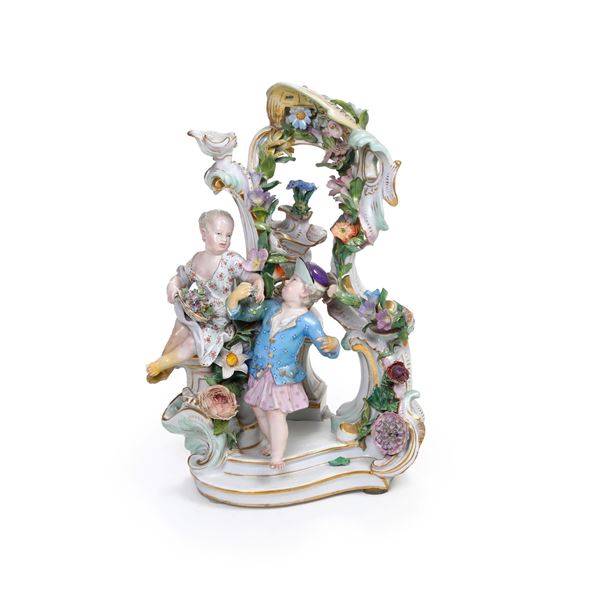 Gruppo con bimbi. Meissen, fine XIX secolo.