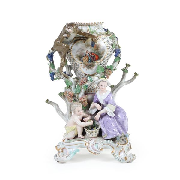 Gruppo con vaso brucia profumi. Meissen, seconda metà XIX secolo.