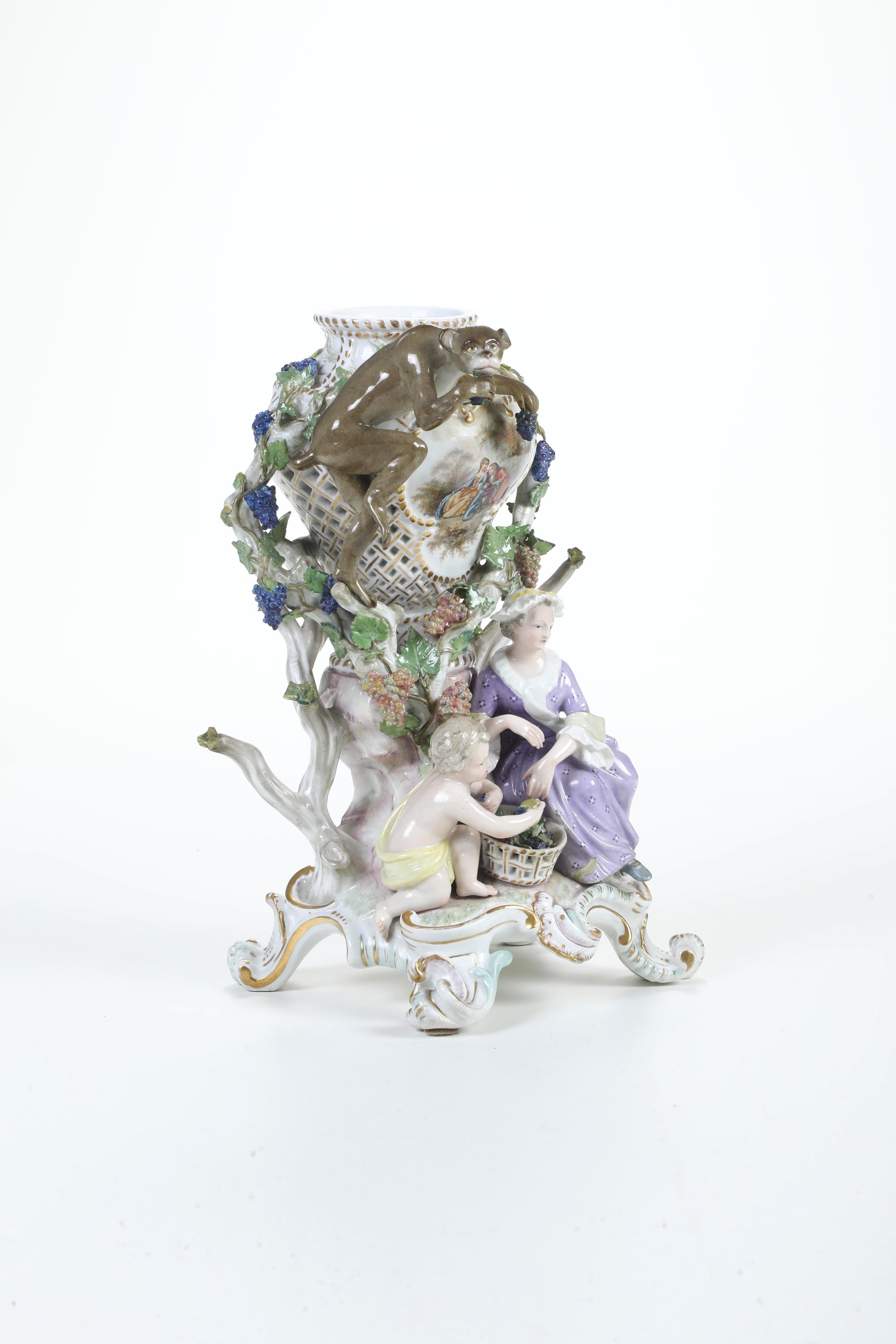 Gruppo con vaso brucia profumi. Meissen, seconda metà XIX secolo.