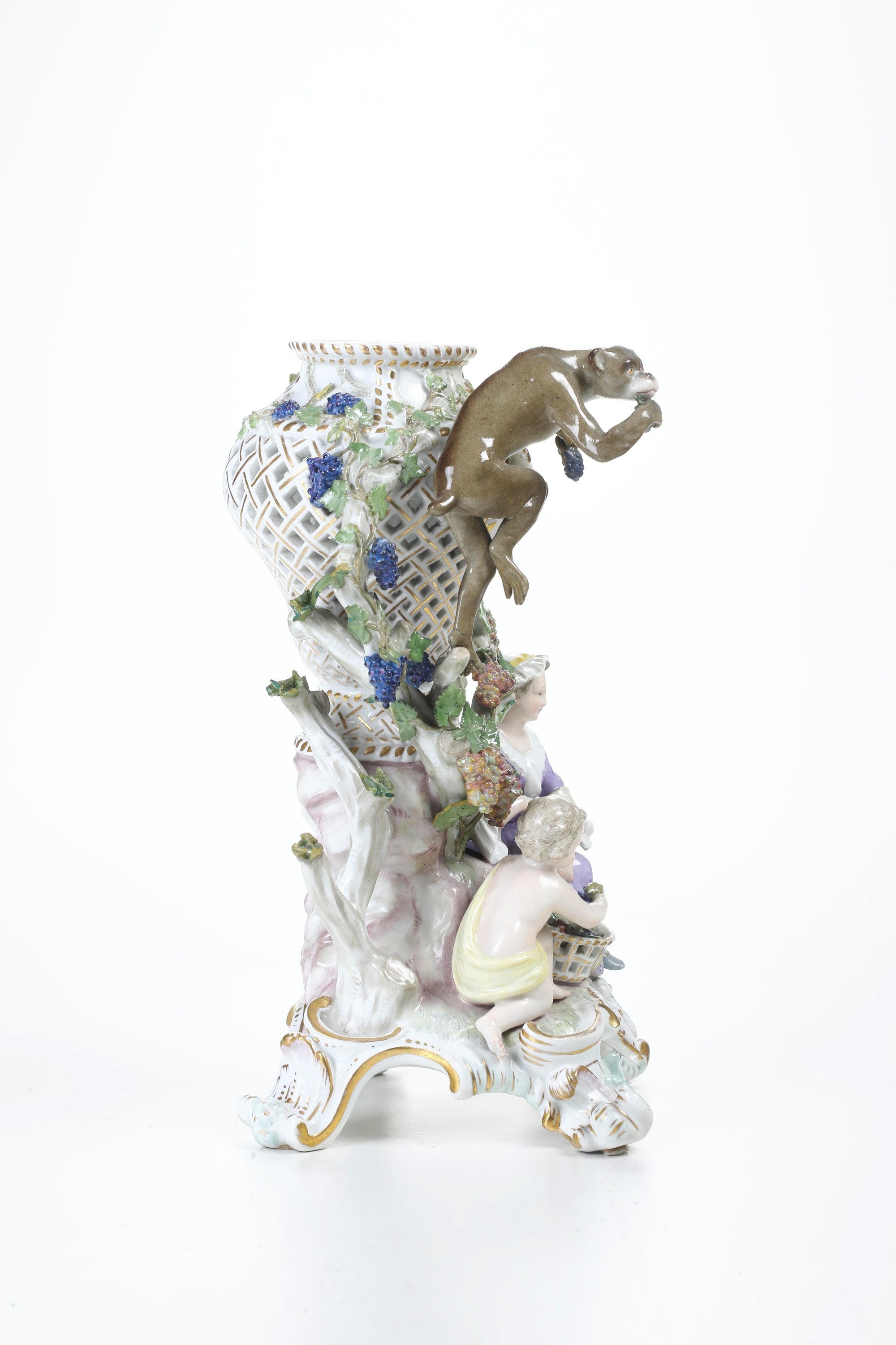 Gruppo con vaso brucia profumi. Meissen, seconda metà XIX secolo.