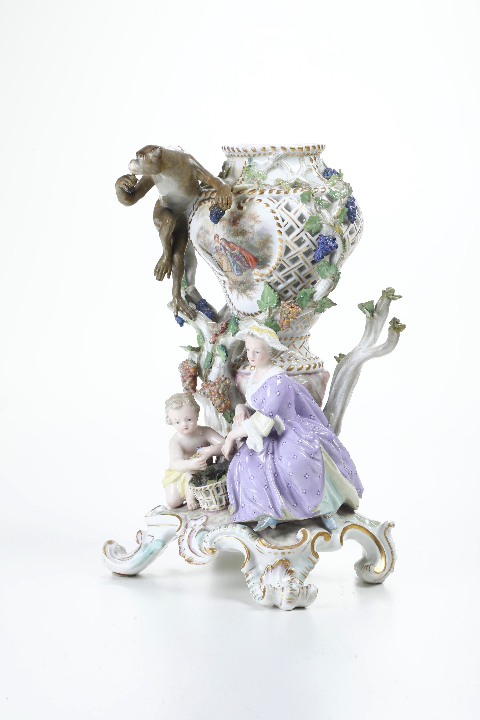 Gruppo con vaso brucia profumi. Meissen, seconda metà XIX secolo.