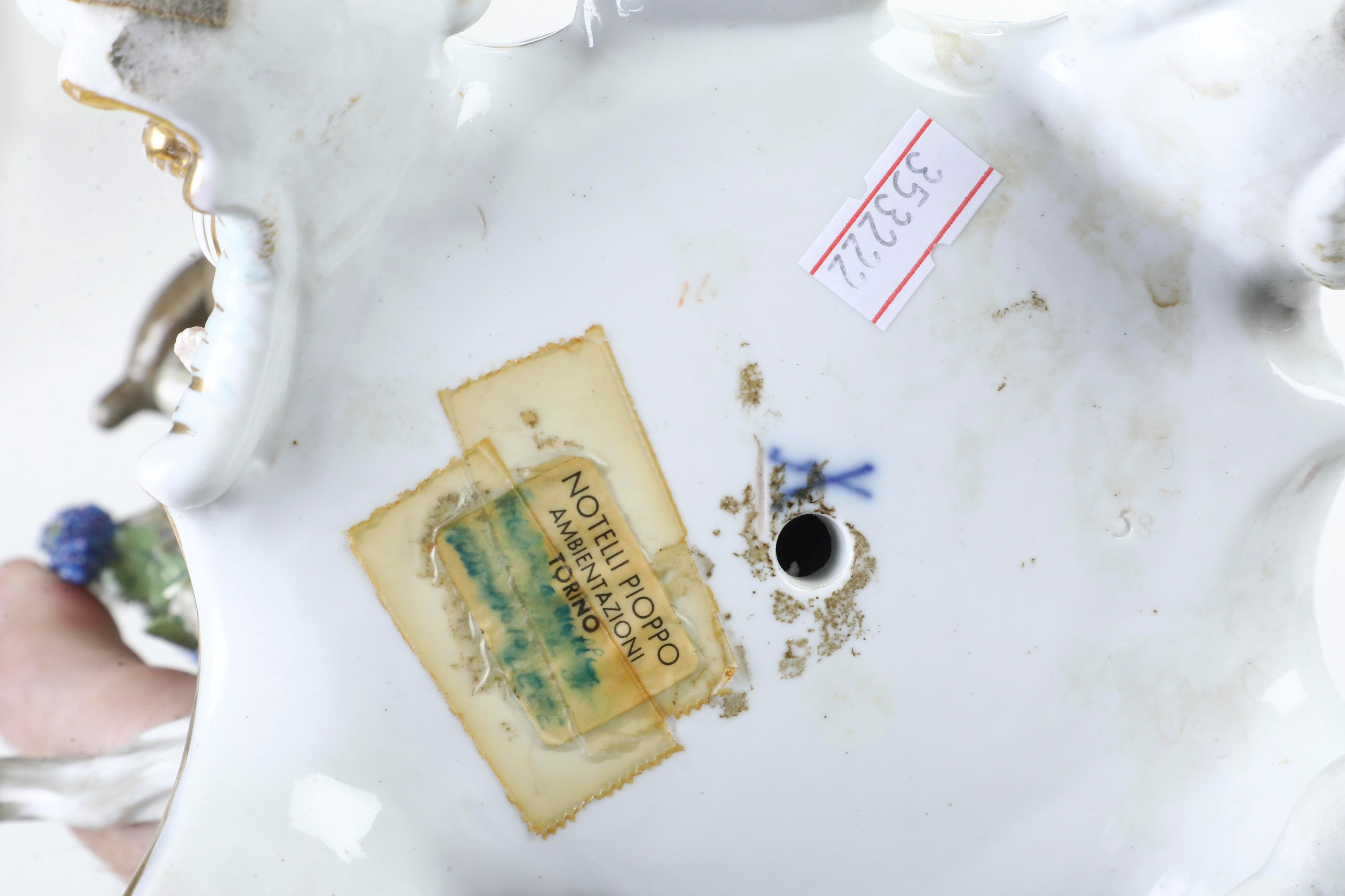 Gruppo con vaso brucia profumi. Meissen, seconda metà XIX secolo.