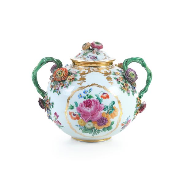 Recipiente biansato con coperchio. Germania, XX secolo.